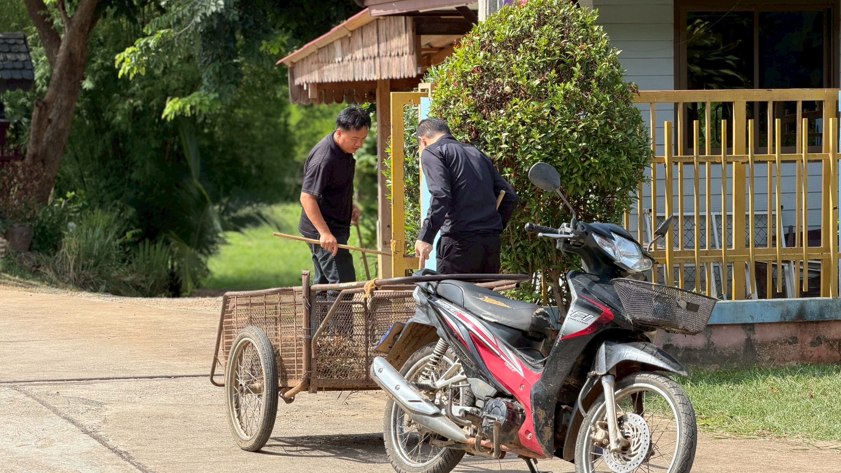 title - ส.ป.ก.แพร่ จัดกิจกรรมจิตอาสาบำเพ็ญสาธารณประโยชน์ และบำเพ็ญสาธารณกุศลเฉลิมพระเกียรติเนื่องในโอกาส พระราชพิธีมหามงคลเฉลิมพระชนมพรรษา ๔ รอบ  สมเด็จพระนางเจ้าฯ พระบรมราชินี 